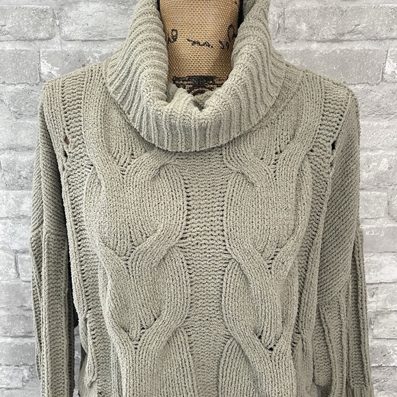 Moon & Madison Cable Knit Cropped Sweater - Picture 2 of 6